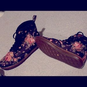 Dr Martens floral canvas size 9